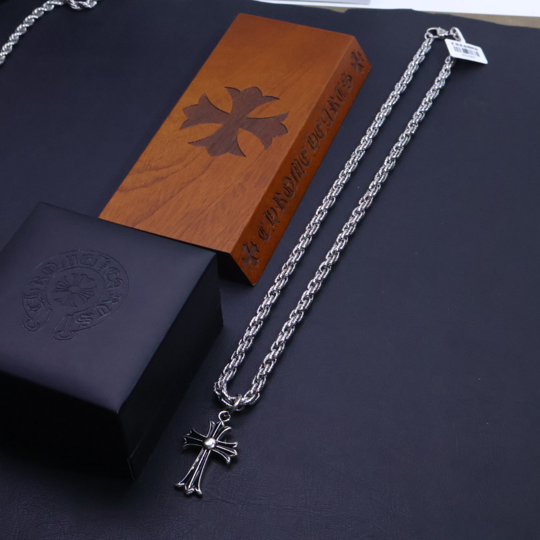 ［爆款推荐］𝐂𝐡𝐫𝐨𝐦𝐞 𝐡𝐞𝐚𝐫𝐭𝐬 克罗心✝️项链，麻花链🤩帅爆了克罗心项链 ⚜️造型不同的花纹设计