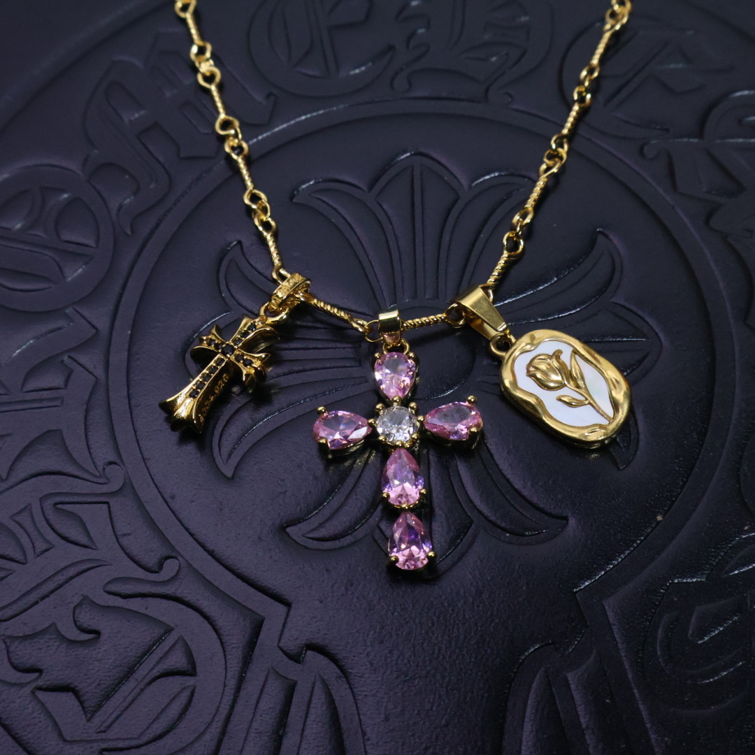 NO:112728,Pick [New Products are on the Shelves] Croxin necklace, different pattern design styles, presenting uniqueness. Cross. Scout flowers are Croxin's ambitions, so they last longer. Genuine versions are Chrome Hearts. Croxin's market ordinary light version. The version is benchmarked against the quality. Look at the details of the letter printing. The degree of retro old gray oxygen. Seiko version!  ~First fashion, both men and women can wear it. Fashion, rock punk, silver style, retro elements, same style for couples, fine jewelry, chrome hearts, chrome hearts, necklace19860909批［新品上架］ 克罗心项链,造型不同的花纹设计风格 呈现出与众不同 十字架 童军花是克罗心的志 所以更经久不衰 正品打版Chrome Hearts克罗心区别市场普通轻版 对版对标品质 看字印细节 复古做旧灰氧程度.精工版本！ ～潮流时尚必备 男女均可佩戴 潮流时尚,摇滚朋克泰银风格 复古元素 情侣同款,饰品精品,chrome hearts,chrome hearts,necklace,Jewelry