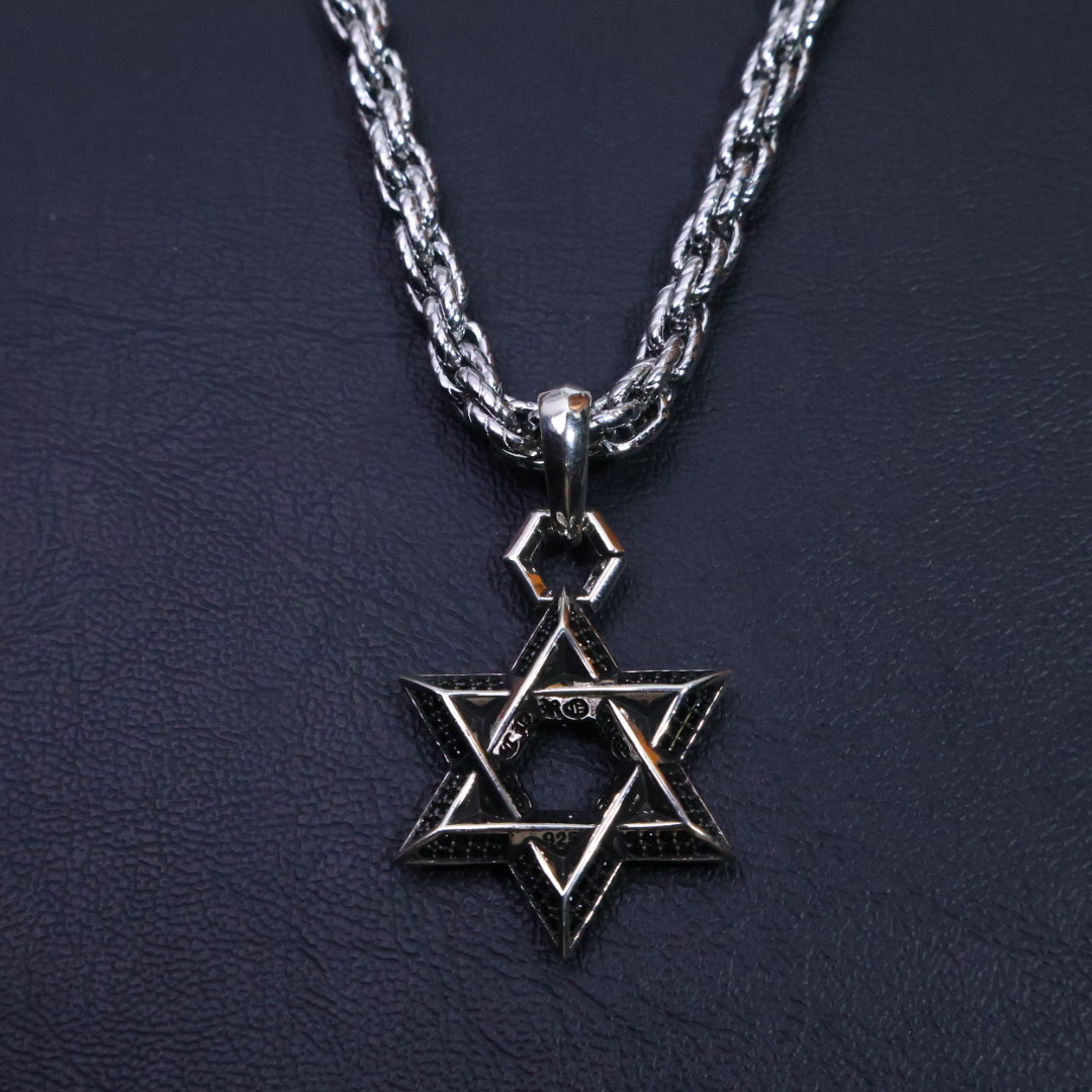 NO:112730,[2025 trend recommendation] Croxin necklace, the mochi chain is so cool that Croxin necklace. Different pattern design styles show uniqueness. Cross Scout flowers are the logo of Croxin, so they last longer. Genuine version Chrome Hearts Croxin difference market ordinary light version comparison quality retro old gray oxygen level. ~ Trendy and fashion essentials can be worn by both men and women. Trendy and fashionable, rock punk silver style retro elements. The same style of couples is full of fashion sense. Manufacturer direct sales, personality and versatile trend and versatile style. This model has been released. Croxin's hot-selling model is very easy to match with fashionable clothes, jewelry quality, chrome hearts, chrome hearts, necklace19860909批［2025潮流推荐］ 克罗心项链,麻花链帅爆了克罗心项链 造型不同的花纹设计风格 呈现出与众不同 十字架 童军花是克罗心的标志所以更经久不衰 正品打版Chrome Hearts克罗心区别市场普通轻版对版对标品质 复古做旧灰氧程度.～潮流时尚必备 男女均可佩戴 潮流时尚,摇滚朋克泰银风格 复古元素 情侣同款时尚感十足厂家直销,个性百搭潮流百搭款. 这款一直在出 克罗心里面热卖款 非常好搭配时尚衣服,饰品精品,chrome hearts,chrome hearts,necklace,Jewelry