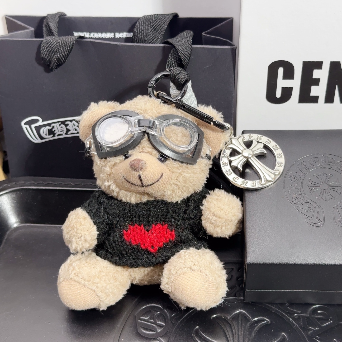 NO:112738,Must be included in the batch!  The 2025 Croxin doll buckle is coming, fashion experts pay attention!  The 2025 Croe Pericarium Buckle is making its debut. The Croe Heart Key Chain Bear Bag Buckle launched this time combines Croe Heart's dark and gorgeous classic elements with co-branded design inspiration. The shape is cool and cute, and the grade is instantly full. The same style as the stars get. This model has always been a hot-selling Croe Heart, adapted to various trendy backpacks, easily improving the fashion sense of outfits, and the versatile attributes are directly full!  Get it now and use it to unlock your trendy password., jewelry boutique, chrome hearts, backpacks, keychain19860909批必入！2025款克罗心公仔包扣来袭 时尚达人们注意！2025款克罗心包扣重磅登场.此次推出的克罗心钥匙扣小熊包包扣,融合克罗心暗黑华丽经典元素与联名设计灵感,造型酷萌,档次瞬间拉满,明星同款get. 这款一直是克罗心热卖爆款,适配各种潮流背包,轻松提升穿搭时尚感,百搭属性直接拉满！赶紧入手,用它解锁你的潮流密码.,饰品精品,chrome hearts,backpacks,keychain,Jewelry