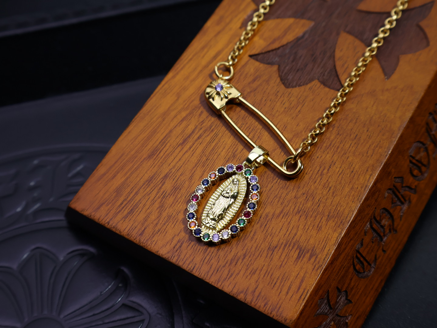 🆕𝐂𝐡𝐫𝐨𝐦𝐞 𝐡𝐞𝐚𝐫𝐭𝐬 克罗心✝️项链胸针链🤩帅爆了克罗心项链 ⚜️造型不同的花纹设计风格 呈现出