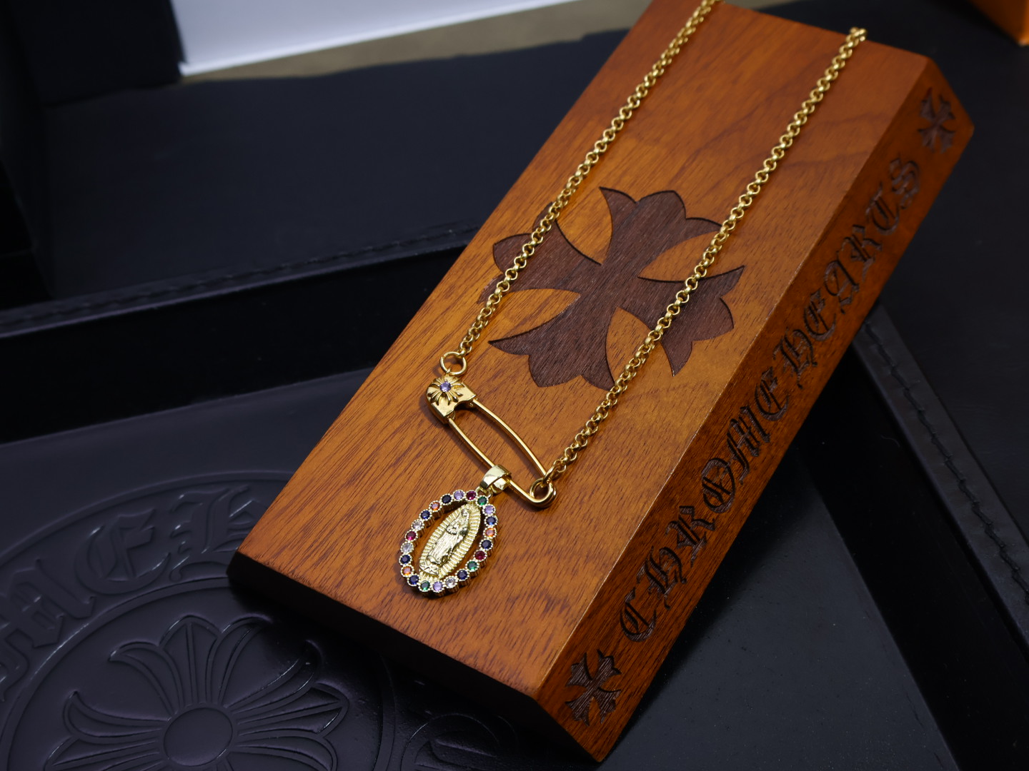🆕𝐂𝐡𝐫𝐨𝐦𝐞 𝐡𝐞𝐚𝐫𝐭𝐬 克罗心✝️项链胸针链🤩帅爆了克罗心项链 ⚜️造型不同的花纹设计风格 呈现出
