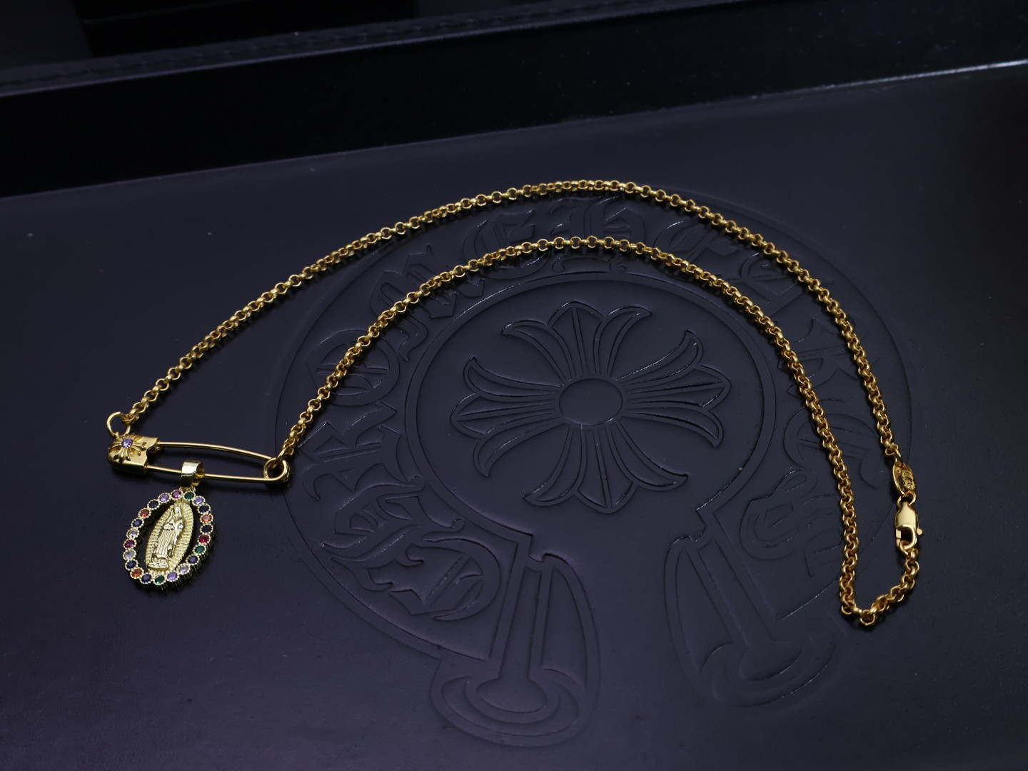 🆕𝐂𝐡𝐫𝐨𝐦𝐞 𝐡𝐞𝐚𝐫𝐭𝐬 克罗心✝️项链胸针链🤩帅爆了克罗心项链 ⚜️造型不同的花纹设计风格 呈现出