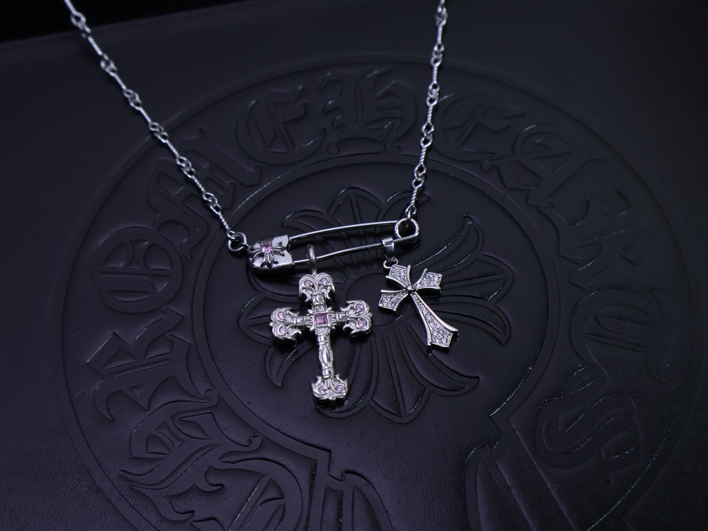 ［新品上架］𝐂𝐡𝐫𝐨𝐦𝐞 𝐡𝐞𝐚𝐫𝐭𝐬 克罗心项链胸针链✝️，🆕造型不同的花纹设计风格 呈现出与众不同 