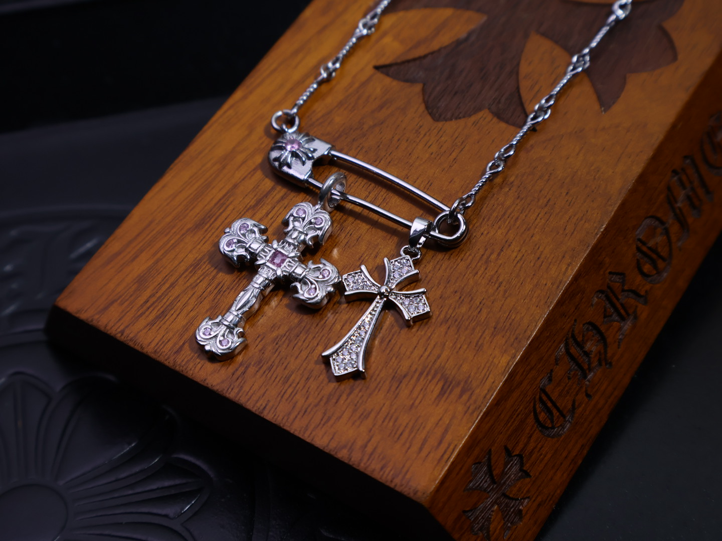［新品上架］𝐂𝐡𝐫𝐨𝐦𝐞 𝐡𝐞𝐚𝐫𝐭𝐬 克罗心项链胸针链✝️，🆕造型不同的花纹设计风格 呈现出与众不同 