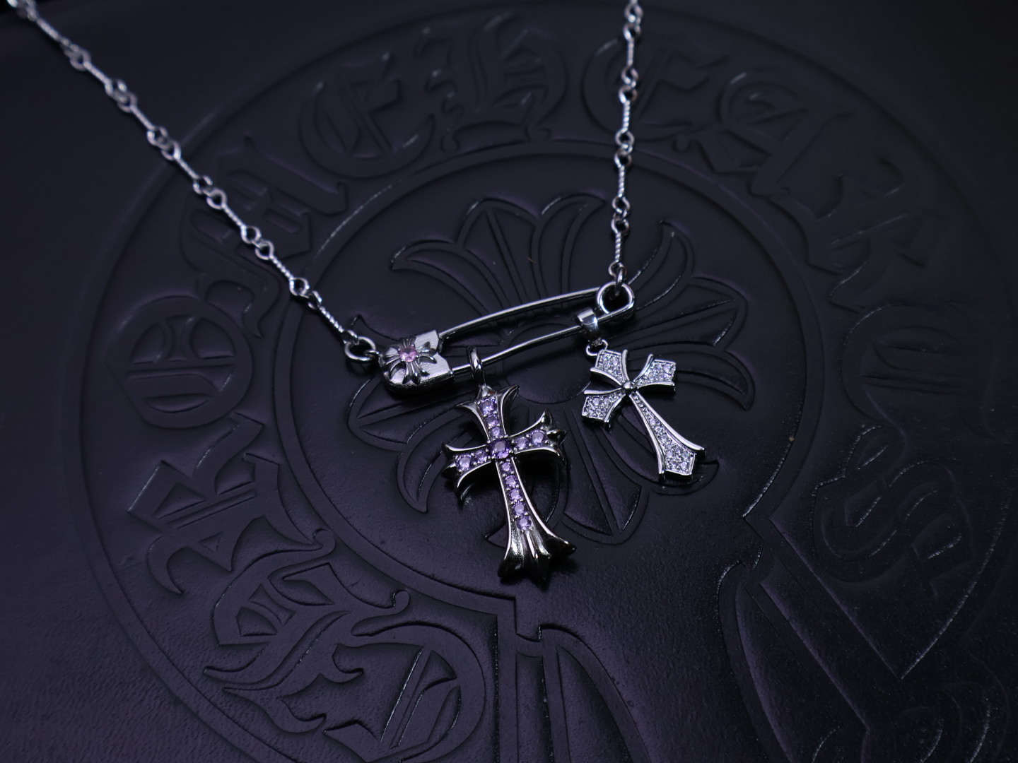 ［新品上架］𝐂𝐡𝐫𝐨𝐦𝐞 𝐡𝐞𝐚𝐫𝐭𝐬 克罗心项链胸针链✝️，🆕造型不同的花纹设计风格 呈现出与众不同 