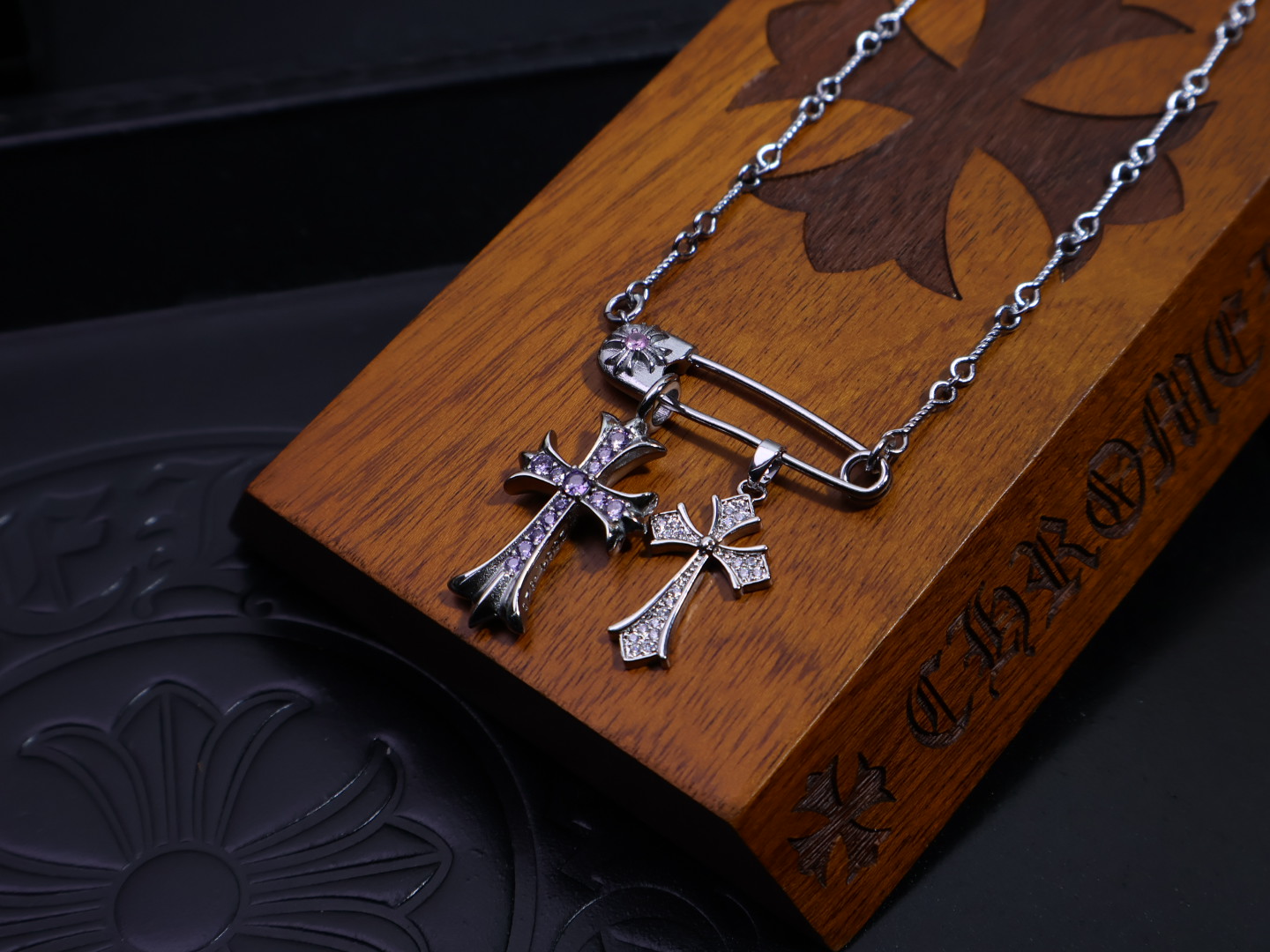 ［新品上架］𝐂𝐡𝐫𝐨𝐦𝐞 𝐡𝐞𝐚𝐫𝐭𝐬 克罗心项链胸针链✝️，🆕造型不同的花纹设计风格 呈现出与众不同 