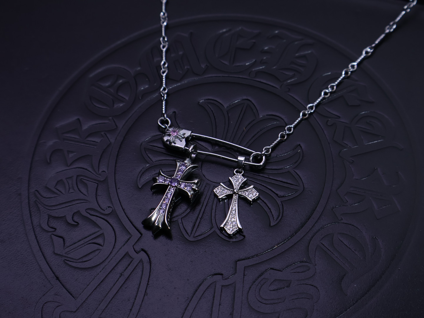 ［新品上架］𝐂𝐡𝐫𝐨𝐦𝐞 𝐡𝐞𝐚𝐫𝐭𝐬 克罗心项链胸针链✝️，🆕造型不同的花纹设计风格 呈现出与众不同 