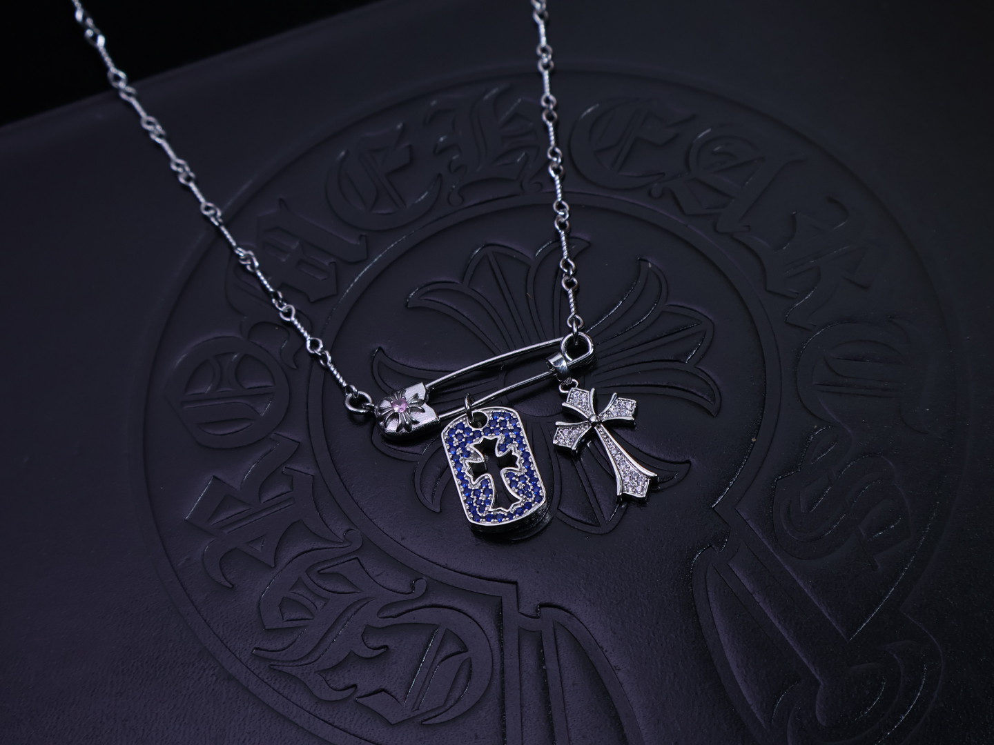 ［新品上架］𝐂𝐡𝐫𝐨𝐦𝐞 𝐡𝐞𝐚𝐫𝐭𝐬 克罗心项链胸针链✝️，🆕造型不同的花纹设计风格 呈现出与众不同 