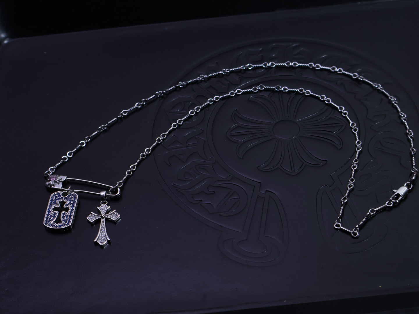 ［新品上架］𝐂𝐡𝐫𝐨𝐦𝐞 𝐡𝐞𝐚𝐫𝐭𝐬 克罗心项链胸针链✝️，🆕造型不同的花纹设计风格 呈现出与众不同 