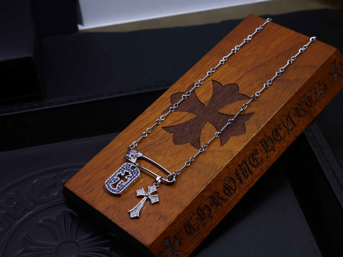［新品上架］𝐂𝐡𝐫𝐨𝐦𝐞 𝐡𝐞𝐚𝐫𝐭𝐬 克罗心项链胸针链✝️，🆕造型不同的花纹设计风格 呈现出与众不同 