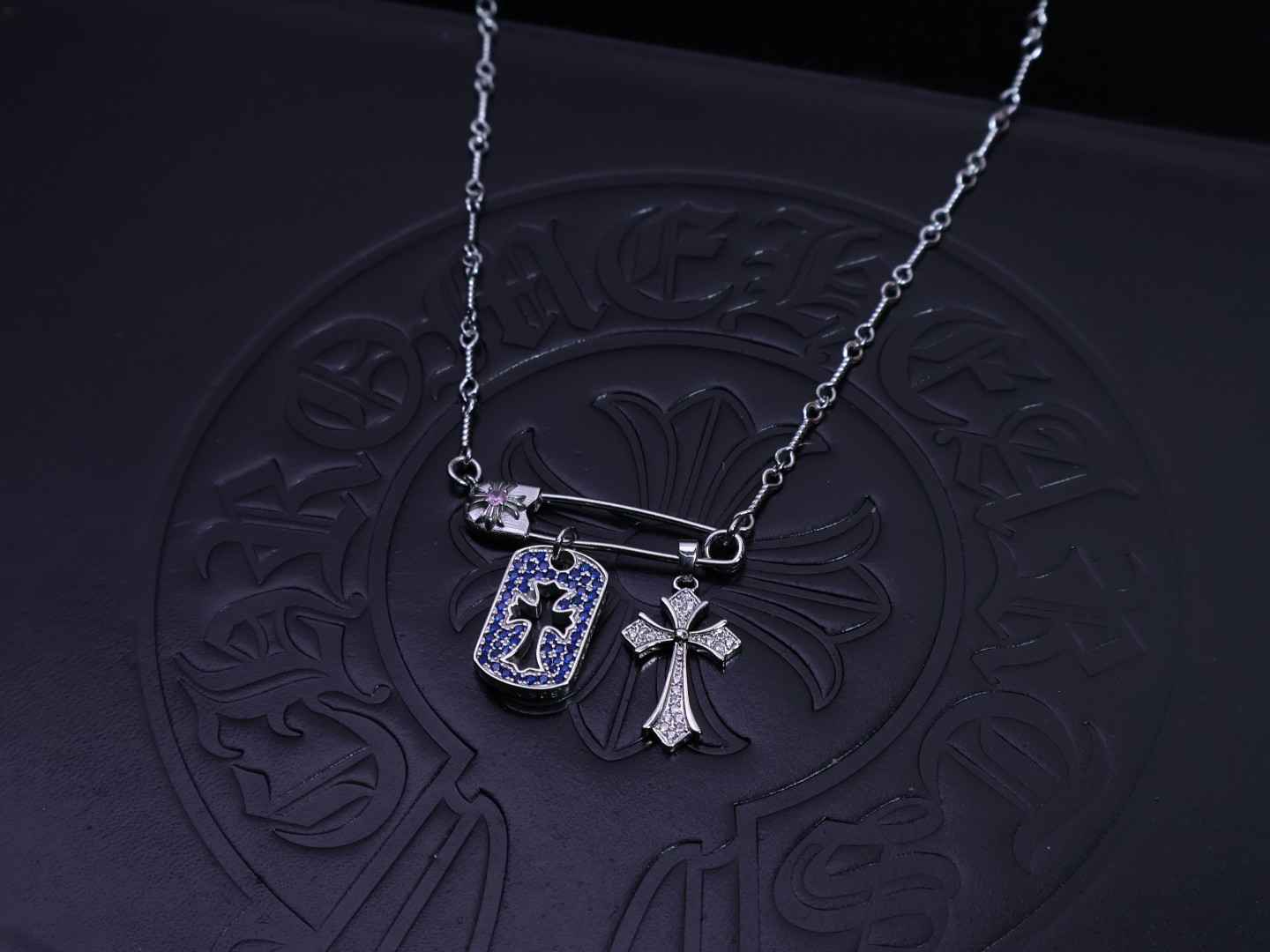 ［新品上架］𝐂𝐡𝐫𝐨𝐦𝐞 𝐡𝐞𝐚𝐫𝐭𝐬 克罗心项链胸针链✝️，🆕造型不同的花纹设计风格 呈现出与众不同 