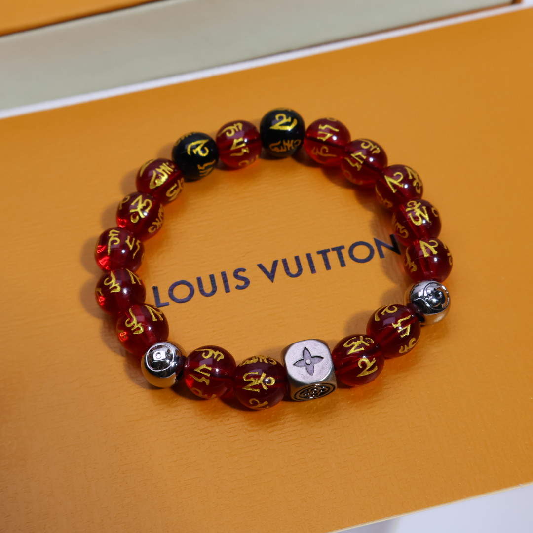 NO:115117,New fashion!  This string of LV presbyterian bracelet is a must-have ticket for trendy people~ If you wear it, blow up the street immediately, the focus on the street is you!  The factory direct supply price breaks through the bottom price, high cost performance and gods. 1:1 replicate authentic craftsmanship, the old-fashioned pattern is three-dimensional and the material feels exactly the same. The classic Monogram presbyterian totem is blessed, and every move is luxurious. It becomes fashionable icon in seconds, and the trendy C position is easy to grasp!  10mm, jewelry boutique, louis vuitton19860909批 新风尚！ 这串LV老花手串,就是潮人必备的入场券～ 戴上即刻炸街,街头焦点非你莫属！ 工厂直供价击穿底价,高性价比封神 1:1复刻正品工艺,老花纹路立体入微,材质触感如出一辙 经典Monogram老花图腾加持,举手投足皆是奢品格调 秒变时尚icon,潮流C位轻松拿捏！10mm,饰品精品,louis vuitton,Jewelry