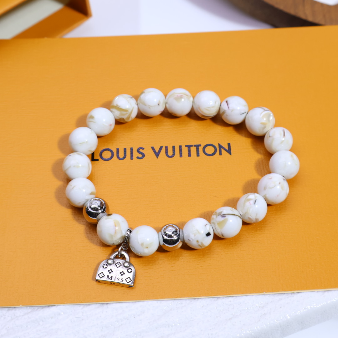 NO:115123,New fashion!  This string of LV presbyterian bracelet is a must-have ticket for trendy people~ If you wear it, blow up the street immediately, the focus on the street is you!  The factory direct supply price breaks through the bottom price, high cost performance and gods. 1:1 replicate authentic craftsmanship, the old-fashioned pattern is three-dimensional and the material feels exactly the same. The classic Monogram presbyterian totem is blessed, and every move is luxurious. It becomes fashionable icon in seconds, and the trendy C position is easy to grasp!  10mm, jewelry boutique, louis vuitton19860909批 新风尚！ 这串LV老花手串,就是潮人必备的入场券～ 戴上即刻炸街,街头焦点非你莫属！ 工厂直供价击穿底价,高性价比封神 1:1复刻正品工艺,老花纹路立体入微,材质触感如出一辙 经典Monogram老花图腾加持,举手投足皆是奢品格调 秒变时尚icon,潮流C位轻松拿捏！10mm,饰品精品,louis vuitton,Jewelry