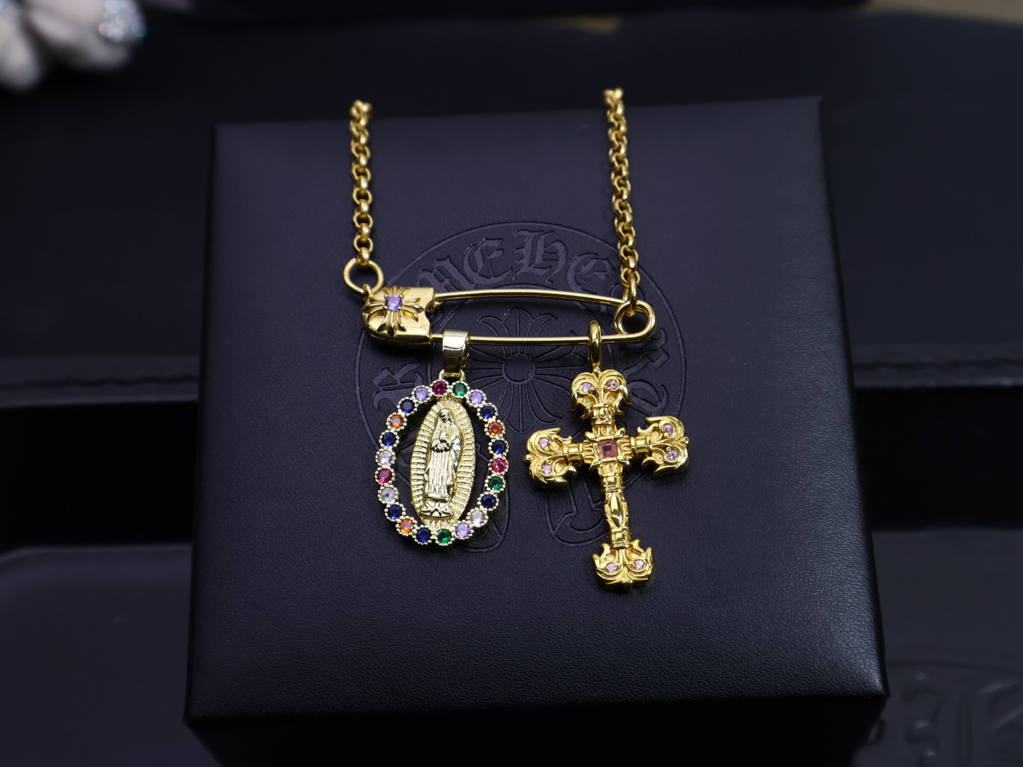 NO:115138,Pick [New Products are on the Shelves] Croxin necklace, different pattern design styles, presenting uniqueness. Cross. Scout flowers are Croxin's ambitions, so they last longer. Genuine versions are Chrome Hearts. Croxin's market ordinary light version. The version is benchmarked against the quality. Look at the details of the letter printing. The degree of retro old gray oxygen. Seiko version!  ~First fashion, both men and women can wear it. Fashion, rock punk, silver style, retro elements, same style for couples, fine jewelry, chrome hearts, chrome hearts, necklace19860909批［新品上架］ 克罗心项链,造型不同的花纹设计风格 呈现出与众不同 十字架 童军花是克罗心的志 所以更经久不衰 正品打版Chrome Hearts克罗心区别市场普通轻版 对版对标品质 看字印细节 复古做旧灰氧程度.精工版本！ ～潮流时尚必备 男女均可佩戴 潮流时尚,摇滚朋克泰银风格 复古元素 情侣同款,饰品精品,chrome hearts,chrome hearts,necklace,Jewelry