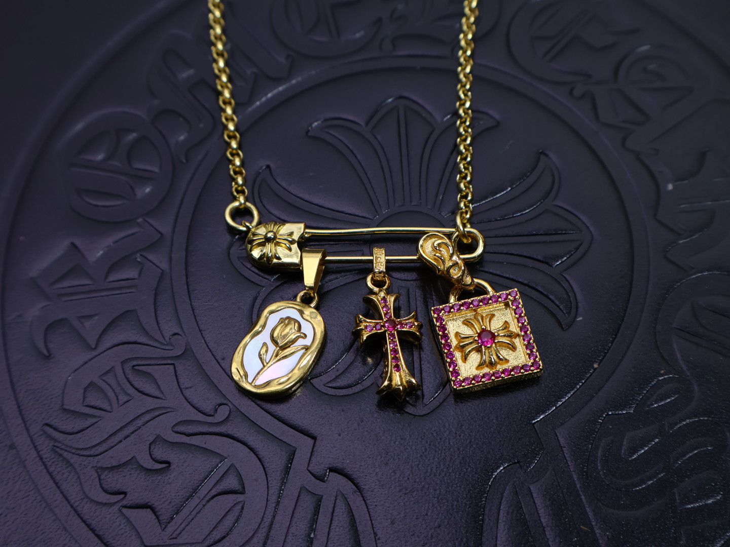 NO:115771,Pick [New Products are on the Shelves] Croxin necklace, brooch chain shapes with different patterns and design styles, showing a unique style. Cross. Scout flowers are Croxin's ambitions, so they last longer. Genuine versions are Chrome Hearts. Croxin's market ordinary light version. The version is benchmarked against the quality. Look at the details of the letter printing. The degree of retro old gray oxygen. Seiko version!  ~Fashionable fashion essentials for both men and women. Fashion, rock punk, silver style, retro elements. Same style for couples, fine jewelry, chrome hearts, chrome hearts, necklace, brooch, breastpin19860909批［新品上架］ 克罗心项链,胸针链造型不同的花纹设计风格 呈现出与众不同 十字架 童军花是克罗心的志 所以更经久不衰 正品打版Chrome Hearts克罗心区别市场普通轻版 对版对标品质 看字印细节 复古做旧灰氧程度.精工版本！ ～潮流时尚必备 男女均可佩戴 潮流时尚,摇滚朋克泰银风格 复古元素 情侣同款,饰品精品,chrome hearts,chrome hearts,necklace,brooch，breastpin,Jewelry