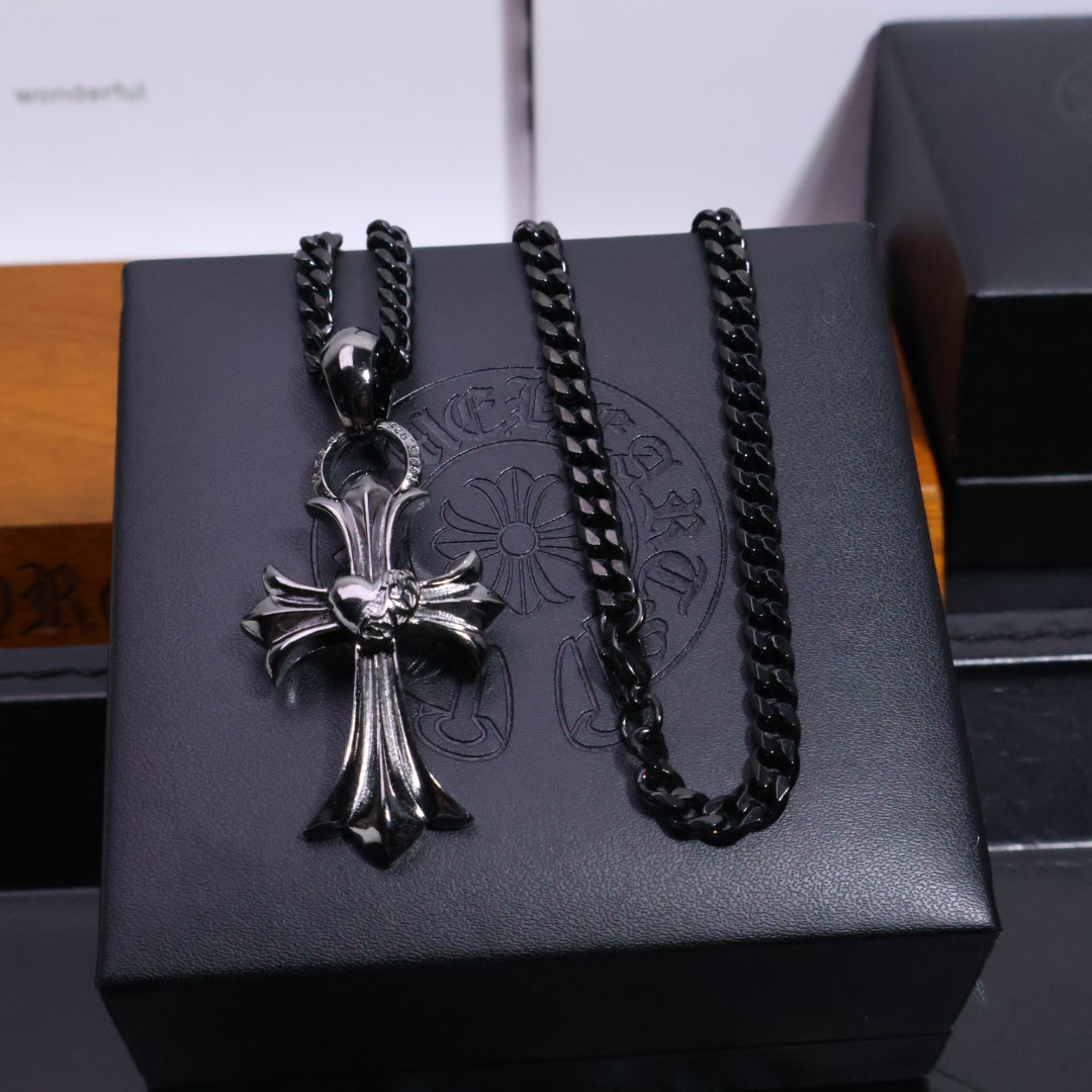 𝐂𝐡𝐫𝐨𝐦𝐞 𝐡𝐞𝐚𝐫𝐭𝐬 克罗心黑金项链✝️，🆕造型不同的花纹设计风格 呈现出与众不同 十字架 童军花