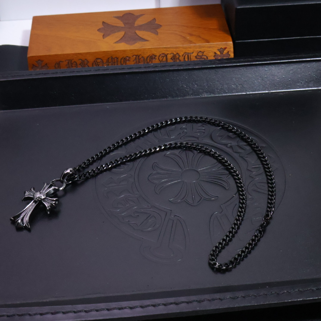 𝐂𝐡𝐫𝐨𝐦𝐞 𝐡𝐞𝐚𝐫𝐭𝐬 克罗心黑金项链✝️，🆕造型不同的花纹设计风格 呈现出与众不同 十字架 童军花