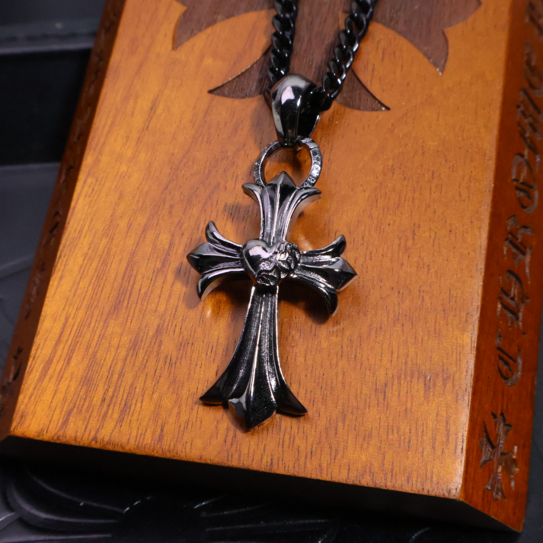 𝐂𝐡𝐫𝐨𝐦𝐞 𝐡𝐞𝐚𝐫𝐭𝐬 克罗心黑金项链✝️，🆕造型不同的花纹设计风格 呈现出与众不同 十字架 童军花
