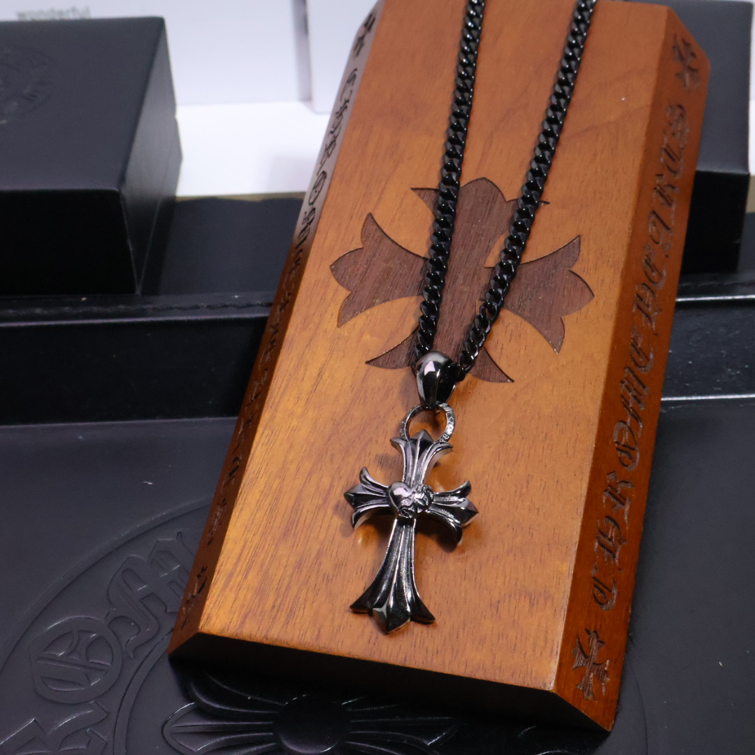 𝐂𝐡𝐫𝐨𝐦𝐞 𝐡𝐞𝐚𝐫𝐭𝐬 克罗心黑金项链✝️，🆕造型不同的花纹设计风格 呈现出与众不同 十字架 童军花