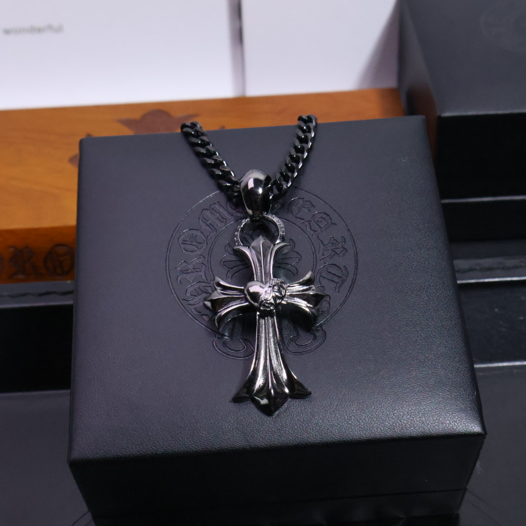 𝐂𝐡𝐫𝐨𝐦𝐞 𝐡𝐞𝐚𝐫𝐭𝐬 克罗心黑金项链✝️，🆕造型不同的花纹设计风格 呈现出与众不同 十字架 童军花