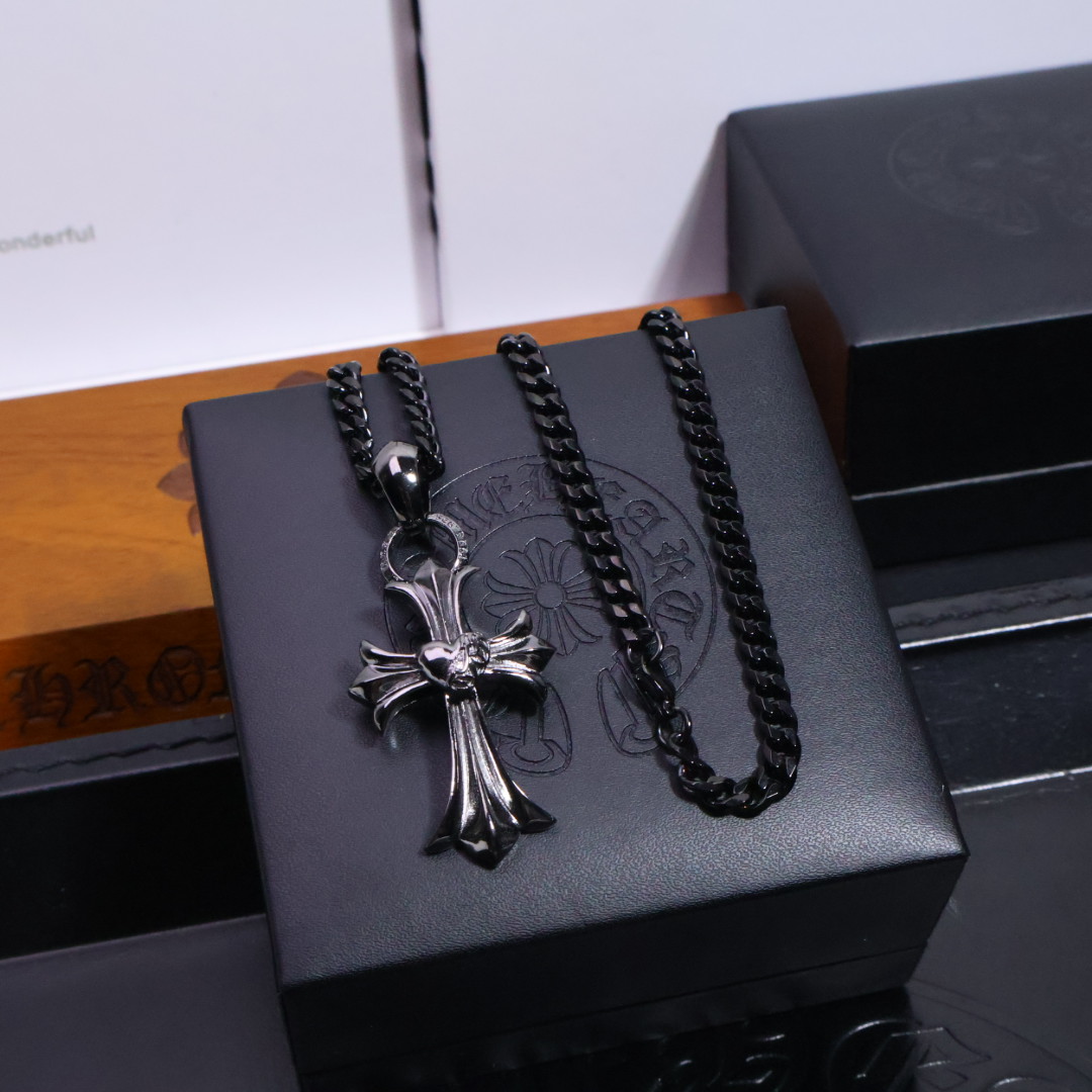 𝐂𝐡𝐫𝐨𝐦𝐞 𝐡𝐞𝐚𝐫𝐭𝐬 克罗心黑金项链✝️，🆕造型不同的花纹设计风格 呈现出与众不同 十字架 童军花