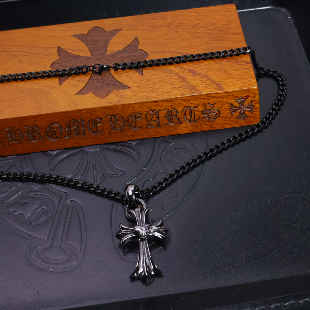 𝐂𝐡𝐫𝐨𝐦𝐞 𝐡𝐞𝐚𝐫𝐭𝐬 克罗心黑金项链✝️，🆕造型不同的花纹设计风格 呈现出与众不同 十字架 童军花