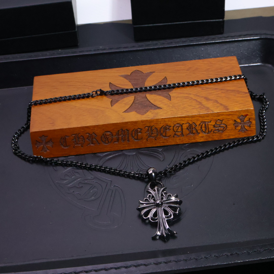 𝐂𝐡𝐫𝐨𝐦𝐞 𝐡𝐞𝐚𝐫𝐭𝐬 克罗心黑金项链✝️，🆕造型不同的花纹设计风格 呈现出与众不同 十字架 童军花