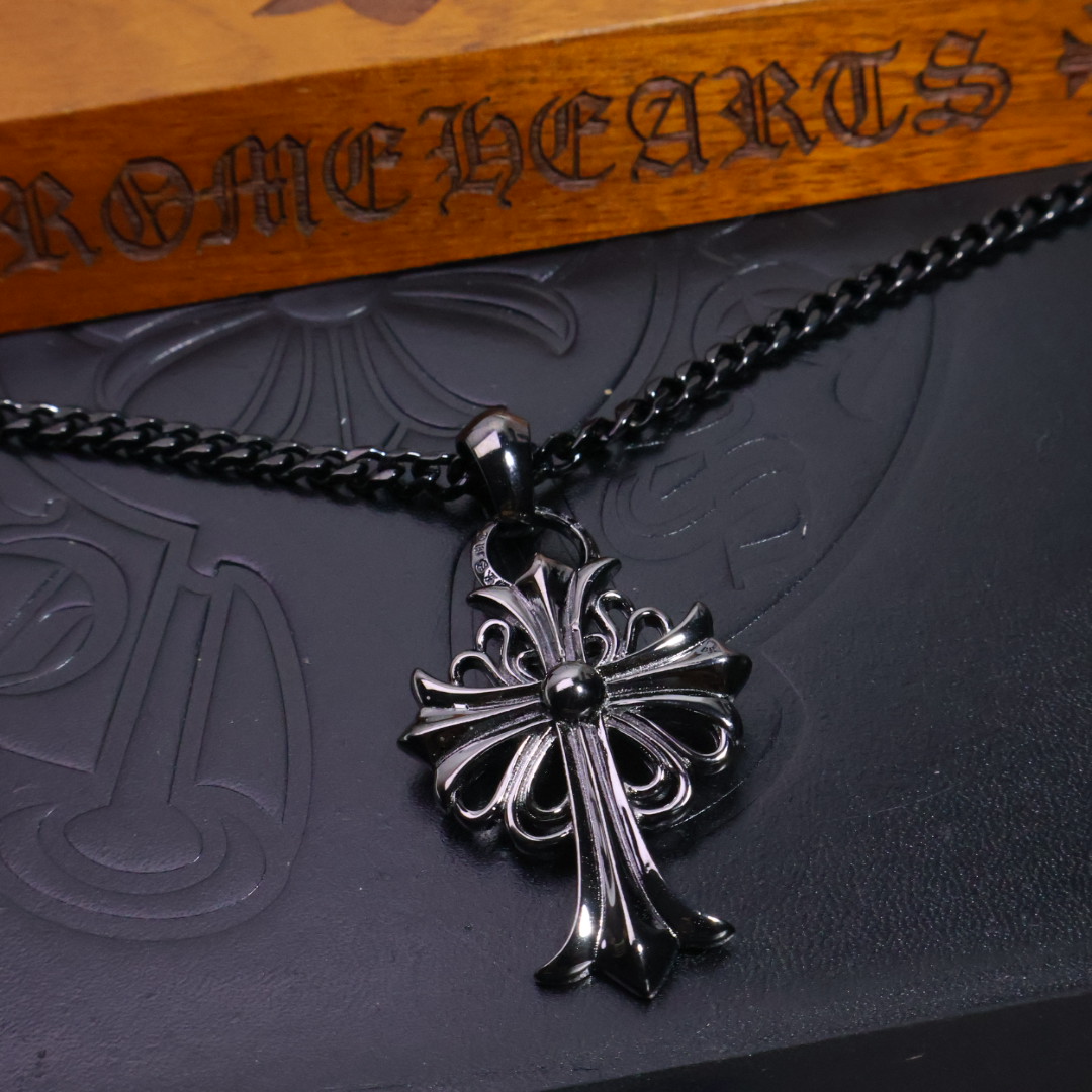 𝐂𝐡𝐫𝐨𝐦𝐞 𝐡𝐞𝐚𝐫𝐭𝐬 克罗心黑金项链✝️，🆕造型不同的花纹设计风格 呈现出与众不同 十字架 童军花