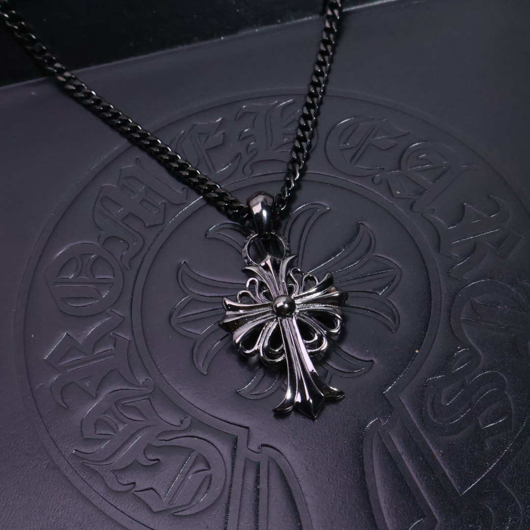 𝐂𝐡𝐫𝐨𝐦𝐞 𝐡𝐞𝐚𝐫𝐭𝐬 克罗心黑金项链✝️，🆕造型不同的花纹设计风格 呈现出与众不同 十字架 童军花