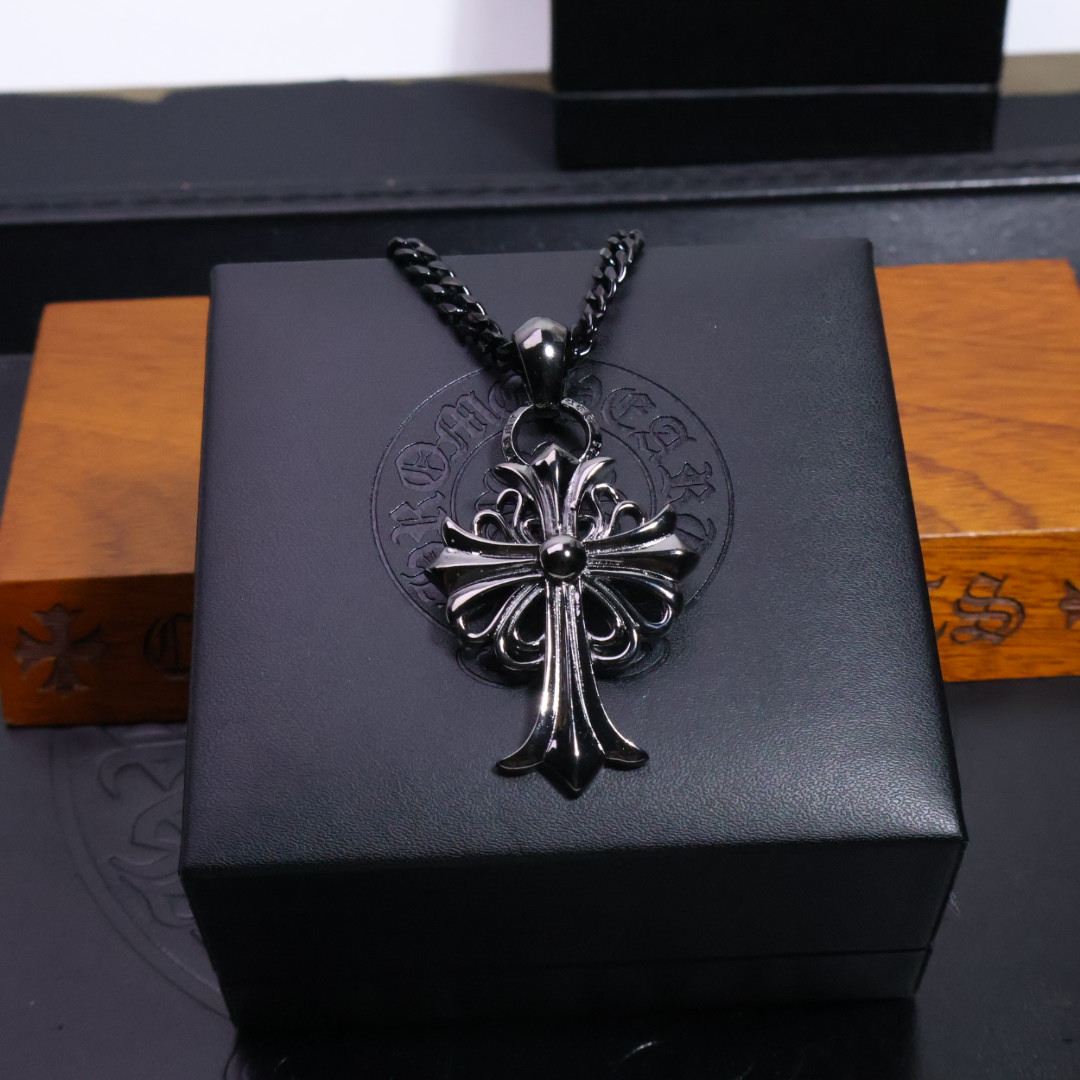 𝐂𝐡𝐫𝐨𝐦𝐞 𝐡𝐞𝐚𝐫𝐭𝐬 克罗心黑金项链✝️，🆕造型不同的花纹设计风格 呈现出与众不同 十字架 童军花