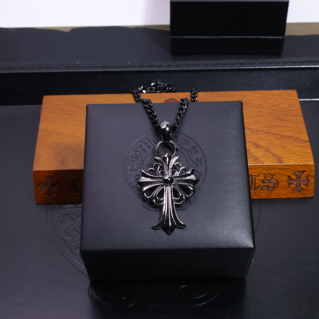 𝐂𝐡𝐫𝐨𝐦𝐞 𝐡𝐞𝐚𝐫𝐭𝐬 克罗心黑金项链✝️，🆕造型不同的花纹设计风格 呈现出与众不同 十字架 童军花