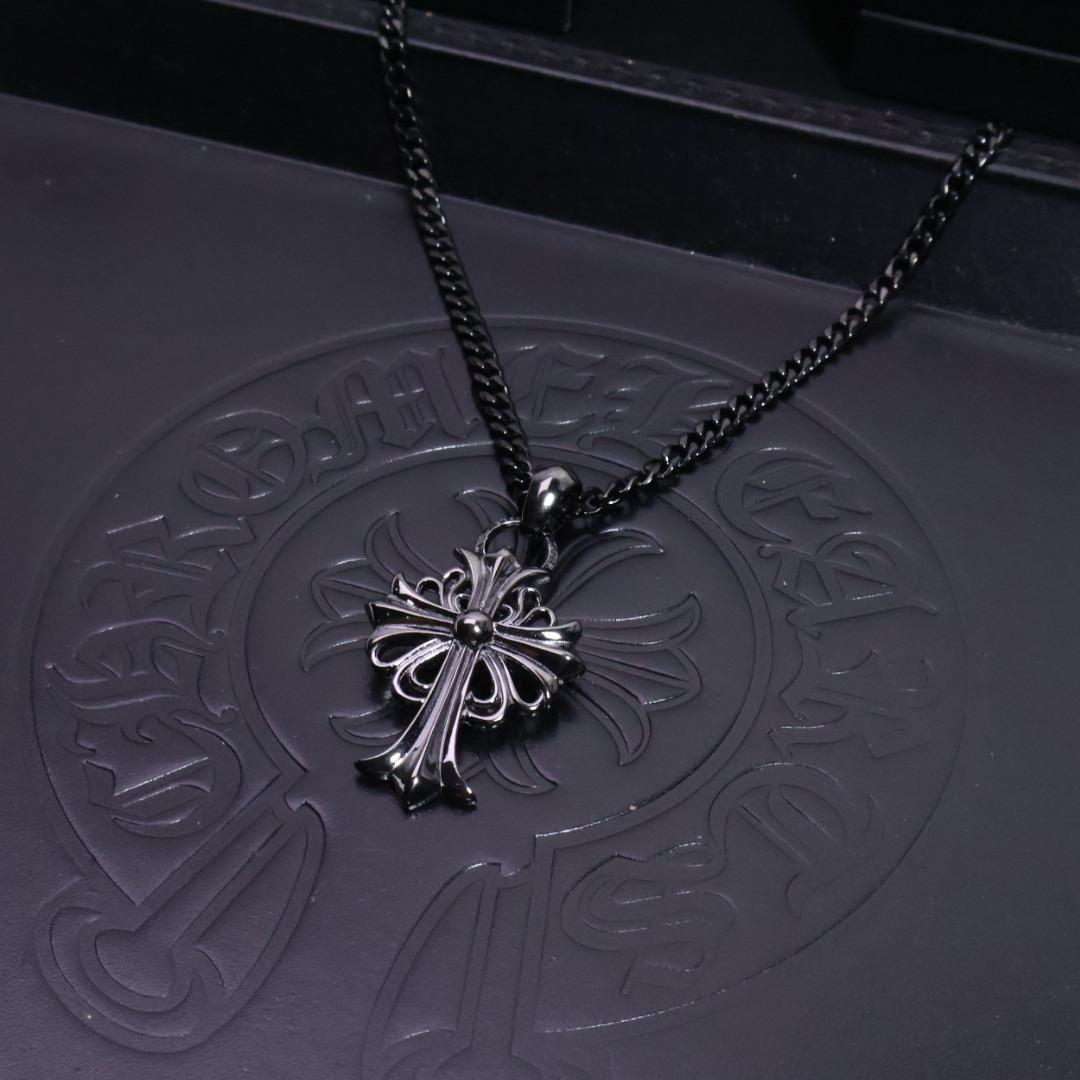 𝐂𝐡𝐫𝐨𝐦𝐞 𝐡𝐞𝐚𝐫𝐭𝐬 克罗心黑金项链✝️，🆕造型不同的花纹设计风格 呈现出与众不同 十字架 童军花