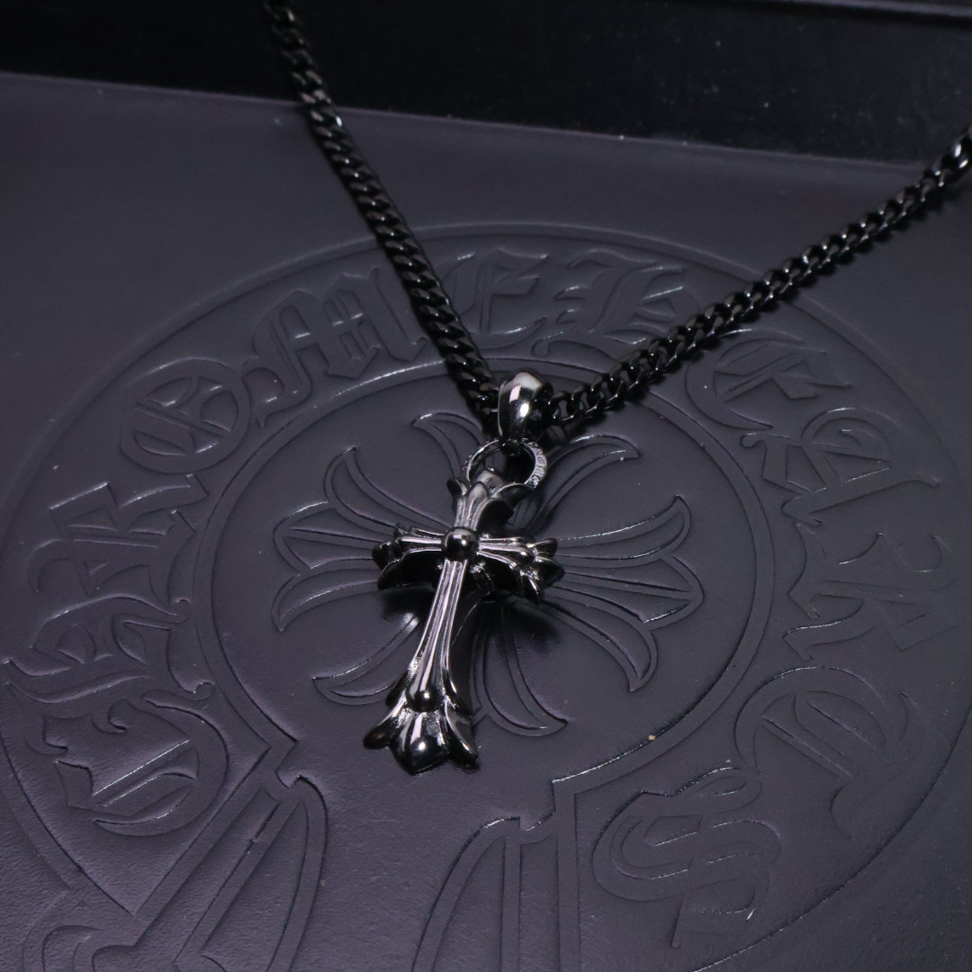 𝐂𝐡𝐫𝐨𝐦𝐞 𝐡𝐞𝐚𝐫𝐭𝐬 克罗心黑金项链✝️，🆕造型不同的花纹设计风格 呈现出与众不同 十字架 童军花