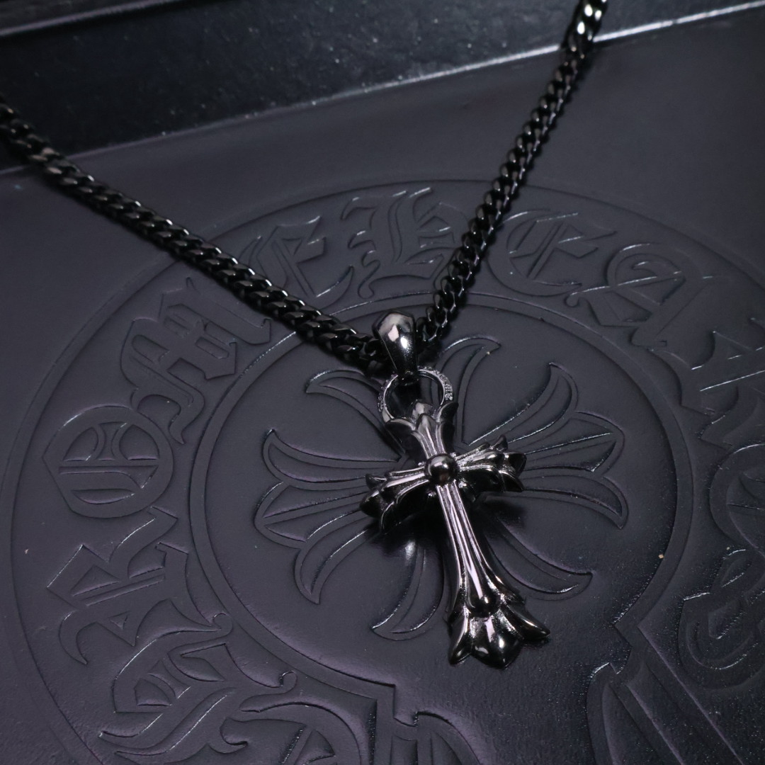 𝐂𝐡𝐫𝐨𝐦𝐞 𝐡𝐞𝐚𝐫𝐭𝐬 克罗心黑金项链✝️，🆕造型不同的花纹设计风格 呈现出与众不同 十字架 童军花