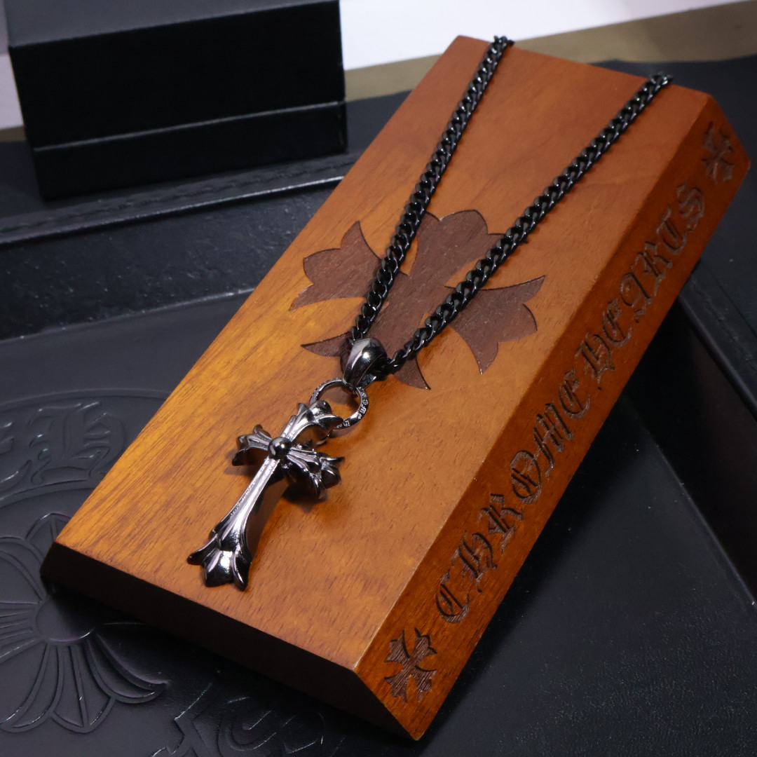 𝐂𝐡𝐫𝐨𝐦𝐞 𝐡𝐞𝐚𝐫𝐭𝐬 克罗心黑金项链✝️，🆕造型不同的花纹设计风格 呈现出与众不同 十字架 童军花
