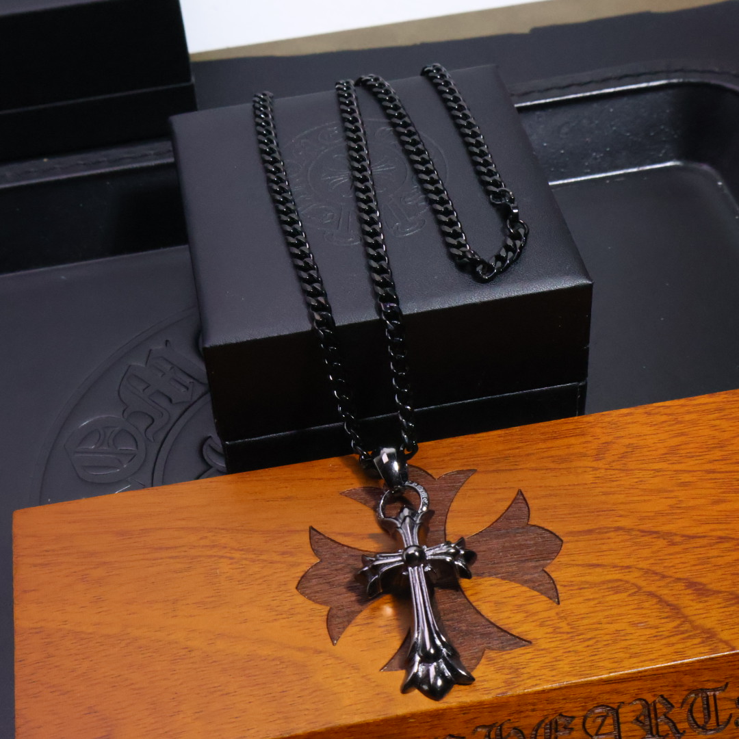𝐂𝐡𝐫𝐨𝐦𝐞 𝐡𝐞𝐚𝐫𝐭𝐬 克罗心黑金项链✝️，🆕造型不同的花纹设计风格 呈现出与众不同 十字架 童军花