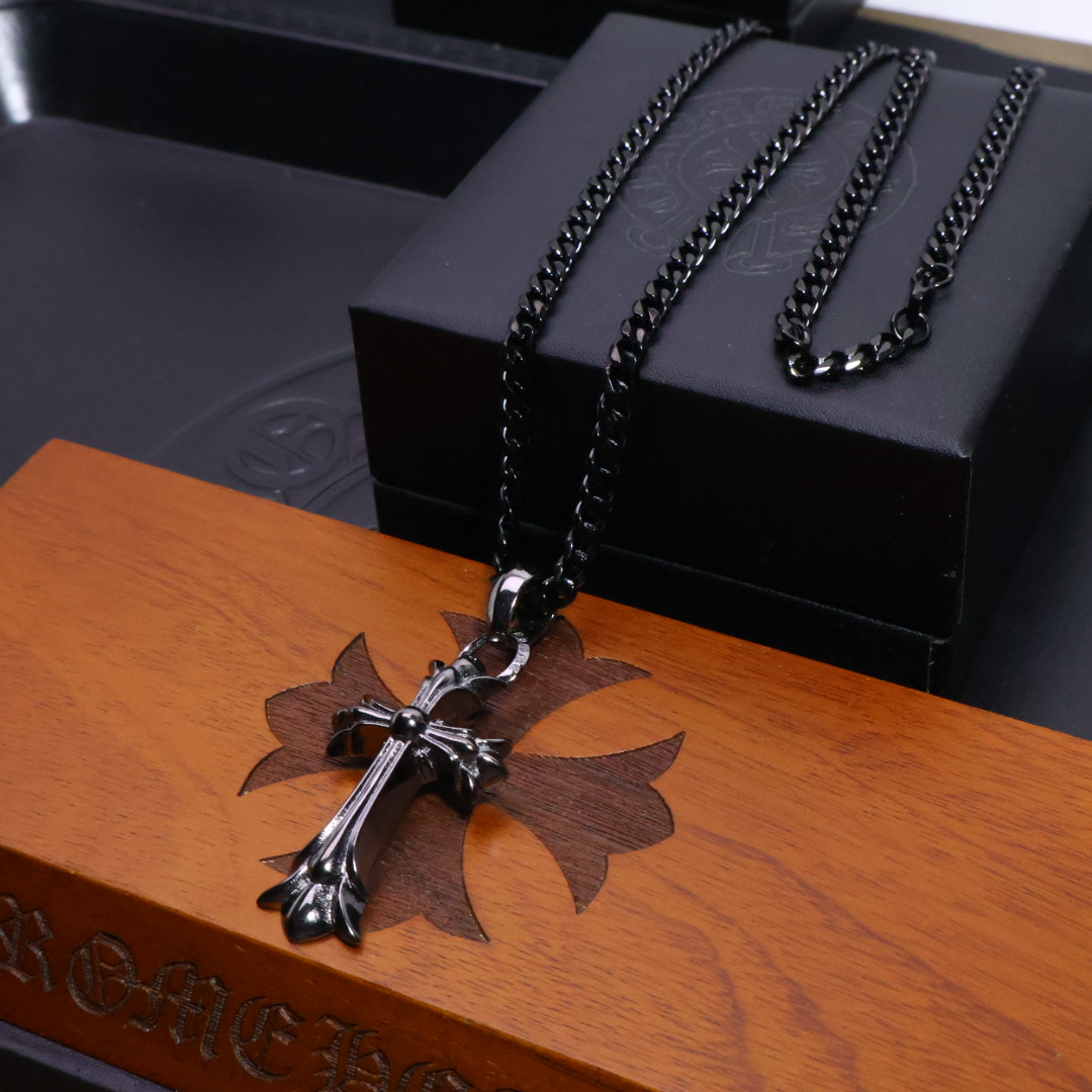𝐂𝐡𝐫𝐨𝐦𝐞 𝐡𝐞𝐚𝐫𝐭𝐬 克罗心黑金项链✝️，🆕造型不同的花纹设计风格 呈现出与众不同 十字架 童军花