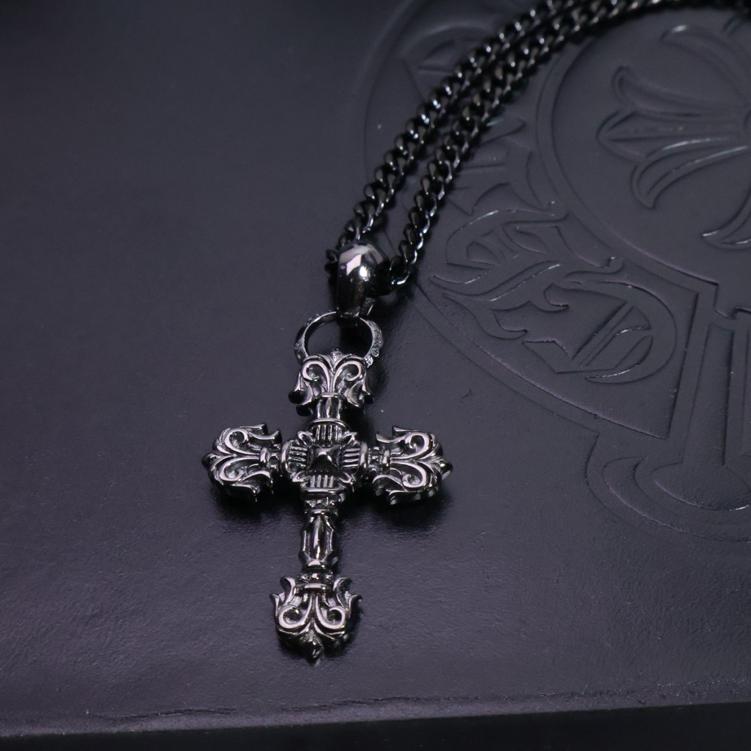 𝐂𝐡𝐫𝐨𝐦𝐞 𝐡𝐞𝐚𝐫𝐭𝐬 克罗心黑金项链✝️，🆕造型不同的花纹设计风格 呈现出与众不同 十字架 童军花