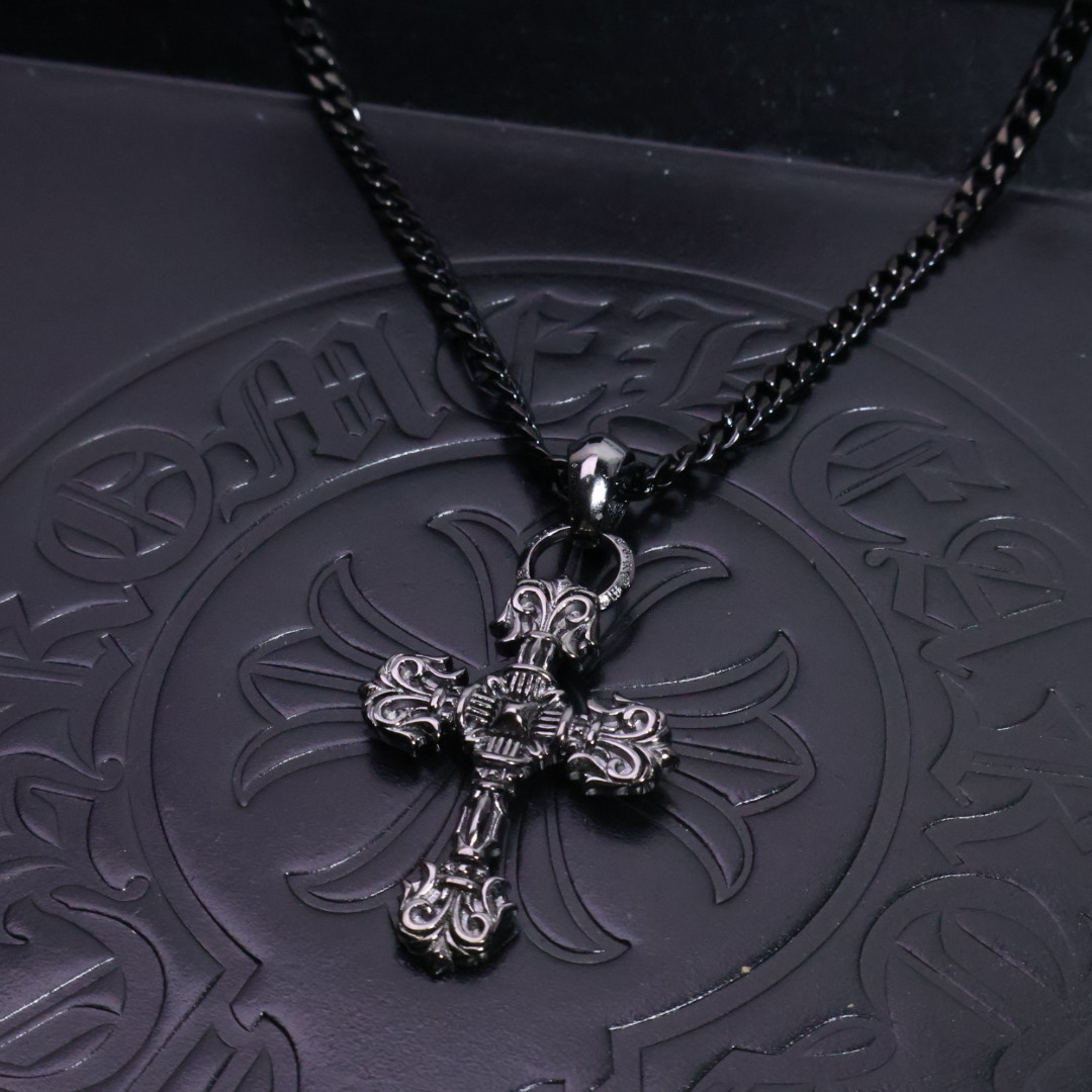 𝐂𝐡𝐫𝐨𝐦𝐞 𝐡𝐞𝐚𝐫𝐭𝐬 克罗心黑金项链✝️，🆕造型不同的花纹设计风格 呈现出与众不同 十字架 童军花