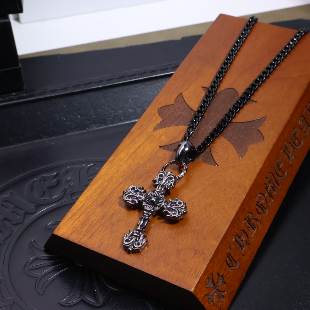 𝐂𝐡𝐫𝐨𝐦𝐞 𝐡𝐞𝐚𝐫𝐭𝐬 克罗心黑金项链✝️，🆕造型不同的花纹设计风格 呈现出与众不同 十字架 童军花