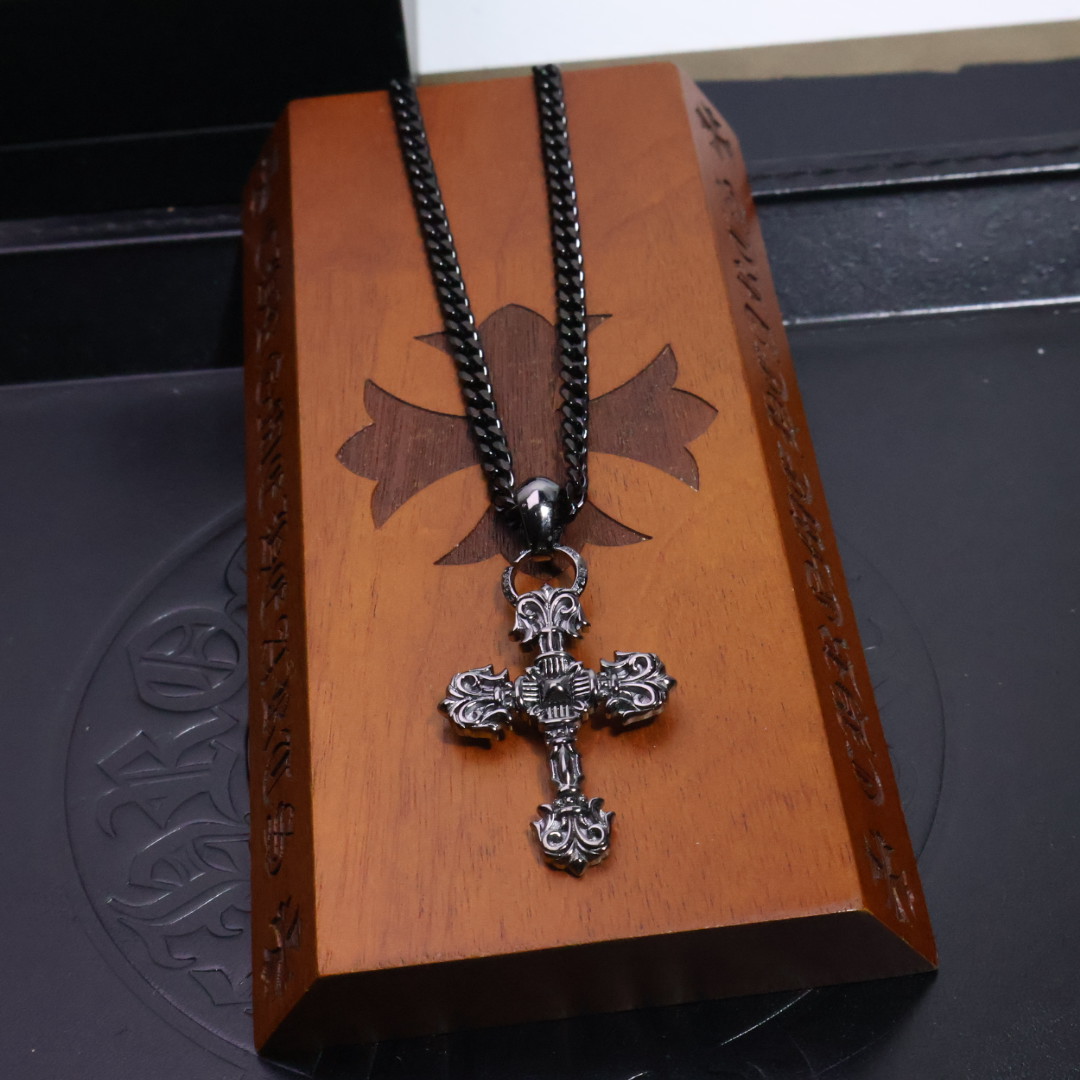 𝐂𝐡𝐫𝐨𝐦𝐞 𝐡𝐞𝐚𝐫𝐭𝐬 克罗心黑金项链✝️，🆕造型不同的花纹设计风格 呈现出与众不同 十字架 童军花