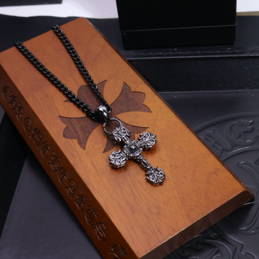 𝐂𝐡𝐫𝐨𝐦𝐞 𝐡𝐞𝐚𝐫𝐭𝐬 克罗心黑金项链✝️，🆕造型不同的花纹设计风格 呈现出与众不同 十字架 童军花