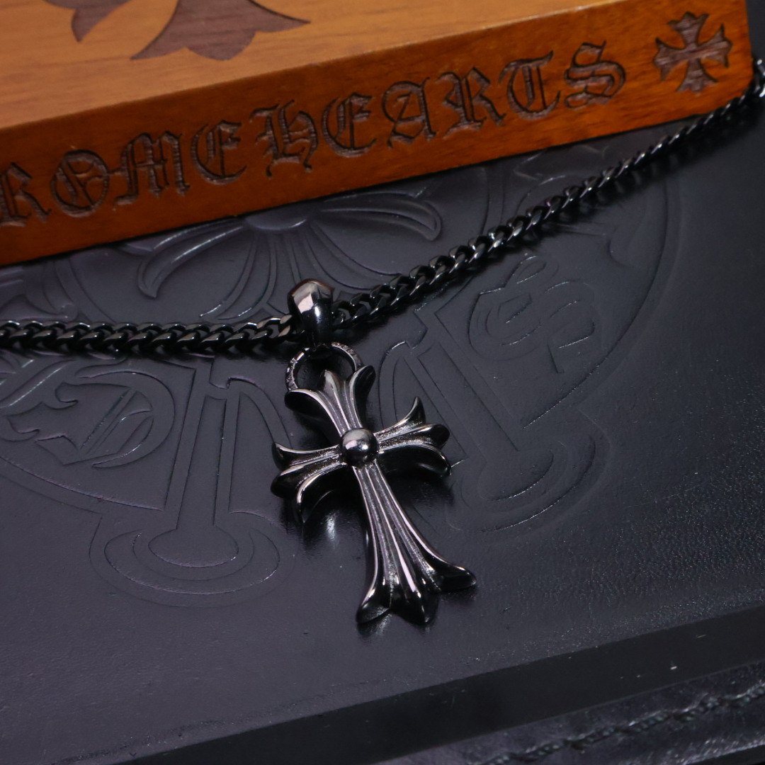 𝐂𝐡𝐫𝐨𝐦𝐞 𝐡𝐞𝐚𝐫𝐭𝐬 克罗心黑金项链✝️，🆕造型不同的花纹设计风格 呈现出与众不同 十字架 童军花