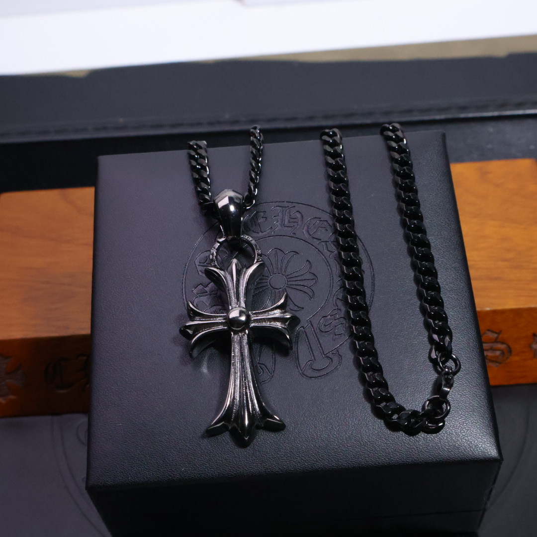 𝐂𝐡𝐫𝐨𝐦𝐞 𝐡𝐞𝐚𝐫𝐭𝐬 克罗心黑金项链✝️，🆕造型不同的花纹设计风格 呈现出与众不同 十字架 童军花