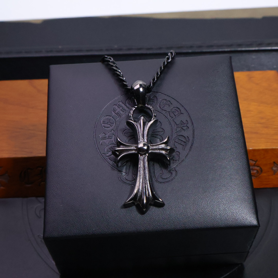 𝐂𝐡𝐫𝐨𝐦𝐞 𝐡𝐞𝐚𝐫𝐭𝐬 克罗心黑金项链✝️，🆕造型不同的花纹设计风格 呈现出与众不同 十字架 童军花