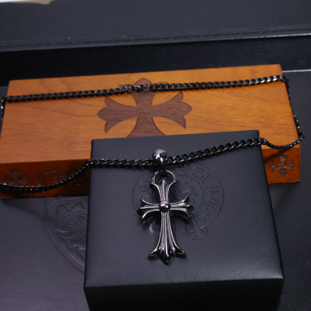 𝐂𝐡𝐫𝐨𝐦𝐞 𝐡𝐞𝐚𝐫𝐭𝐬 克罗心黑金项链✝️，🆕造型不同的花纹设计风格 呈现出与众不同 十字架 童军花
