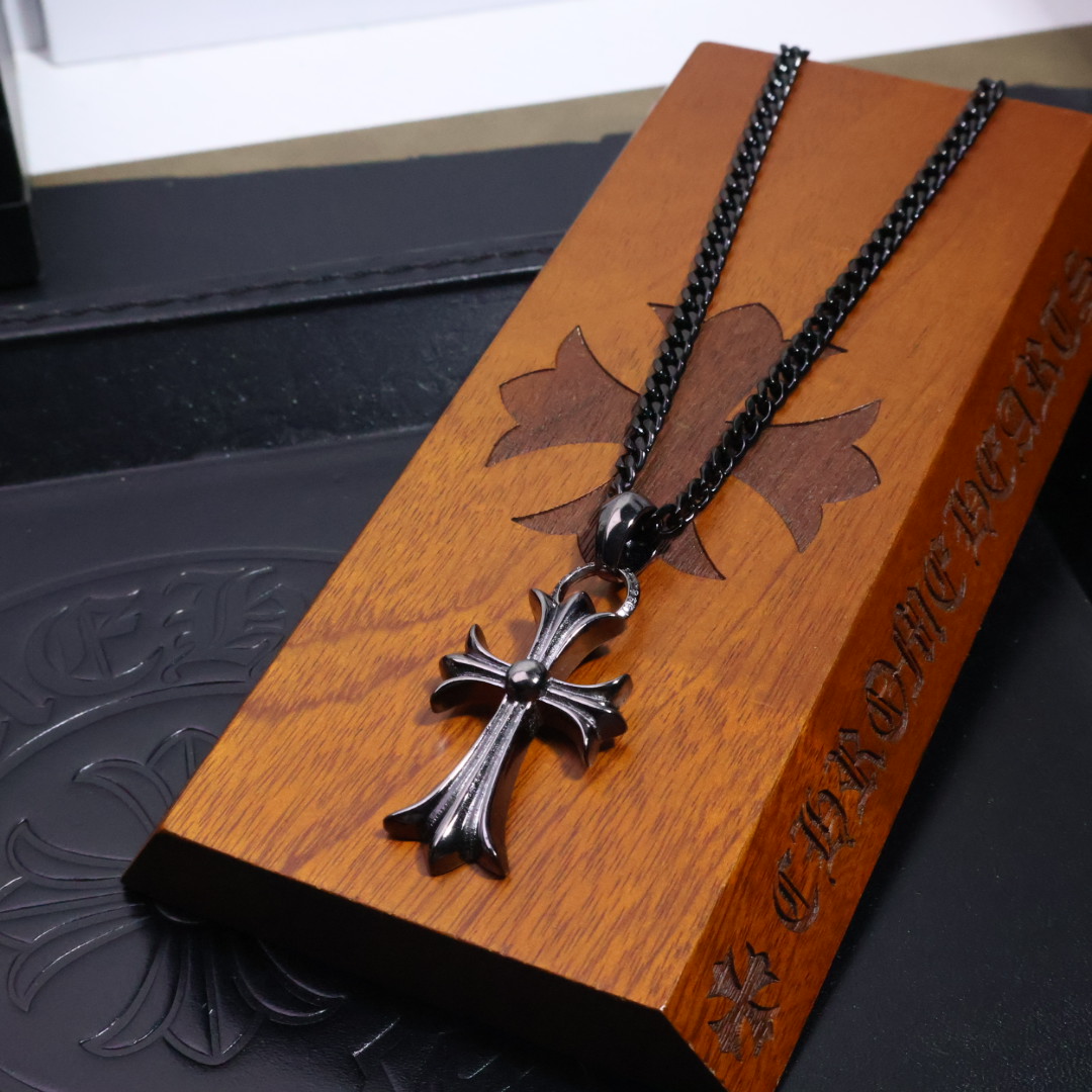 𝐂𝐡𝐫𝐨𝐦𝐞 𝐡𝐞𝐚𝐫𝐭𝐬 克罗心黑金项链✝️，🆕造型不同的花纹设计风格 呈现出与众不同 十字架 童军花