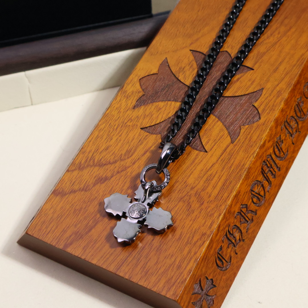Collar Chrome Hearts Cruz Negra y Dorada con Diseño Exclusivo Unisex 6 i1749006060260 7860 0 4