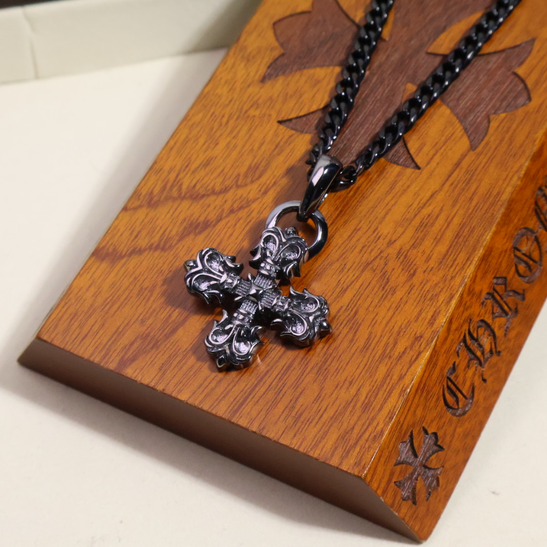 Collar Chrome Hearts Cruz Negra y Dorada con Diseño Exclusivo Unisex 5 i1749006060261 7658 0 3